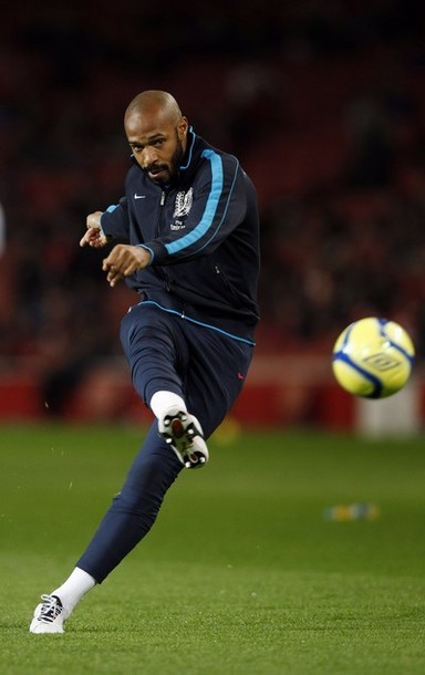 Thierry Henry khởi động chuẩn bị cho trận đấu giữa Arsenal và Leeds United